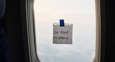 Flight attendant anonymously cheers people up with inspiring notes