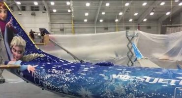 Timelapse video shows the creation of a Frozen themed Boeing 737
