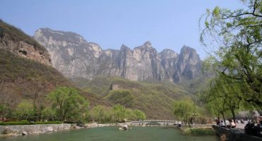 Tourists flee as glass bridge cracks