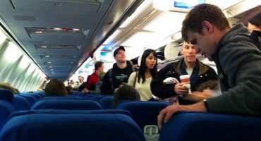 Passengers boo as flight attendant kick woman off American Airlines plane