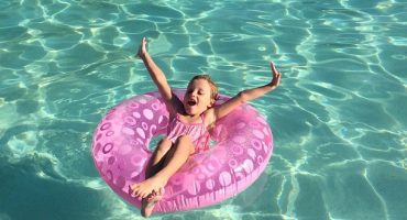 Mother plans ultimate “sightseeing bucketlist” for 6 year old daughter losing her sight