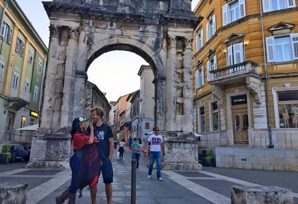 Two Monkeys Travel romantic Pula